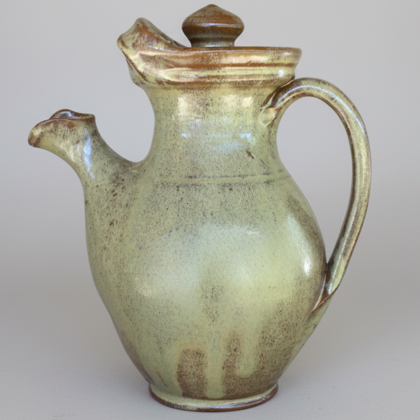 teapot, 2 to 3 cups, comes with lid. Has pour spout. Great for teapot, 2 to 3 cups, comes with lid. Has pour spout. Great for